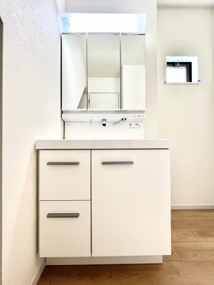 ʑEʏ@`Dressing Room`@\ȑ傫̐ʑ͎[鎖ȂAgȂ݃`FbN⎕ȂǁA̍QԂłzeCNȃXy[Xŗ]TƂƂĒ܂B