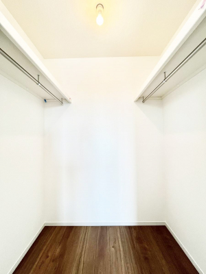 ̑@P`Walk-in Closet`@̗mĂVɂȂɂEH[NCN[[bgBmȊOɂAigȂƓdX[cP[XAXgbNiȂǉłЕtԂłB