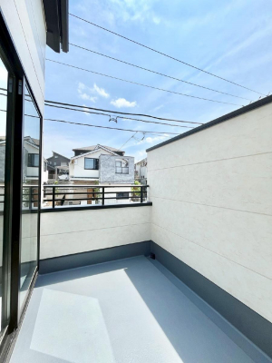 oRj[@P`Balcony`@傫ȋɈ͂܂ꂽĈƁBoRj[`ň|IȊJɕ܂܂BoRj[͗z݂zc󕨂C悭Ƃł܂B
