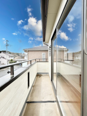 oRj[@`Balcony`  傫ȋɈ͂܂ꂽĈƁB  oRj[`ň|IȊJɕ܂܂B  oRj[͗z݂zc󕨂C悭Ƃł܂B