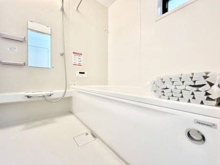 @`Bath Room`@L΂ē邱Ƃ\I̔MdȃoX^CłBqlƂꏏł\ȍLȂ̂ŁArOƂ͈ƑcR̂ЂƎy݂܂B