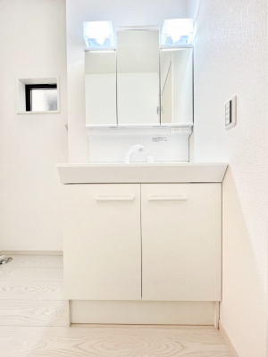 ʑEʏ@`Dressing Room`@\ȑ傫̐ʑ͎[鎖ȂAgȂ݃`FbN⎕ȂǁA̍QԂłzeCNȃXy[Xŗ]TƂƂĒ܂B