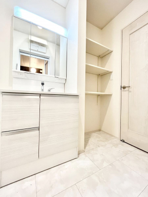 ̑@`Dressing Room`  \ȑ傫̐ʑ͎[鎖ȂAgȂ݃`FbN⎕ȂǁA̍QԂłzeCNȃXy[Xŗ]TƂƂĒ܂B