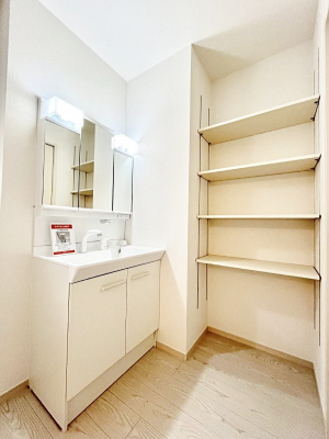 ̑@P`Dressing Room`  FœꂳĂƁAXbLƐۂ܂B̗ɂ͂ՂƎ[Xy[XWÍAVv@\dāB