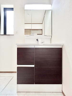 ʑEʏ@Q`Dressing Room`@\ȑ傫̐ʑ͎[鎖ȂAgȂ݃`FbN⎕ȂǁA̍QԂłzeCNȃXy[Xŗ]TƂƂĒ܂B