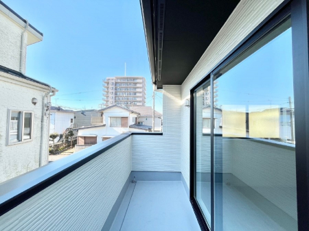 oRj[@`Balcony`@̃oRj[̑Oɂ͉_ȊOɑzՂ̂܂B󕨂₷A薾邭ĈĂ܂Bg₷JIȃoRj[ł