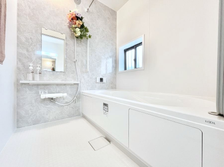 @Q`Bath Room`  ͋C̗ŖɌătbVB  @\tĂ̂Ő􂢏オ󕨂AJ̓VCCɂ邱Ƃ\łB  