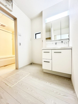 ʑEʏ@`Dressing Room`@\ȑ傫̐ʑ͎[鎖ȂAgȂ݃`FbN⎕ȂǁA̍QԂłzeCNȃXy[Xŗ]TƂƂĒ܂B