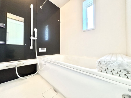 @`Bath Room`@L΂ē邱Ƃ\I̔MdȃoX^CłBqlƂꏏł\ȍLȂ̂ŁArOƂ͈ƑcR̂ЂƎy݂܂B