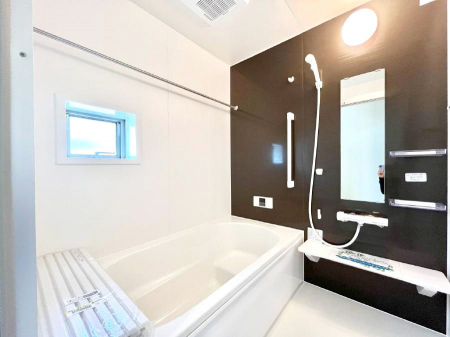 @P`Bath Room`  LXƂ͋C̗ǂoX[B  qlƈꏏɂCɓy݁Avöy[W܂؂ȏuԁBX̔tbVłłB