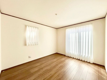 ̑ρ@P`Bed Room`  ulvƂvwł肭낰WICt̐QB̉Ǝ₨dɔꂽ̓tJtJ̃xbgŖĂB{IĂKȍL