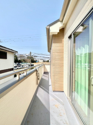 oRj[@P`Balcony`@̃oRj[̑Oɂ͉_ȊOɑzՂ̂܂B󕨂₷A薾邭ĈĂ܂Bg₷JIȃoRj[ł