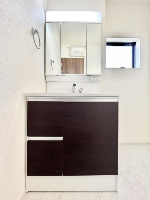 ʑEʏ@`Dressing Room`@\ȑ傫̐ʑ͎[鎖ȂAgȂ݃`FbN⎕ȂǁA̍QԂłzeCNȃXy[Xŗ]TƂƂĒ܂B