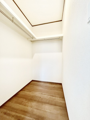 ̑@P`Walk-in Closet`@̗mĂVɂȂɂEH[NCN[[bgBmȊOɂAigȂƓdX[cP[XAXgbNiȂǉłЕtԂłB