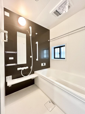 @P`Bath Room`@͋C̗ŖɌătbVB@\tĂ̂Ő􂢏オ󕨂AJ̓VCCɂ邱Ƃ\łB  