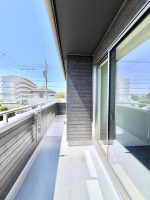 oRj[@P`Balcony`@̃oRj[̑Oɂ͉_ȊOɑzՂ̂܂B󕨂₷A薾邭ĈĂ܂Bg₷JIȃoRj[ł