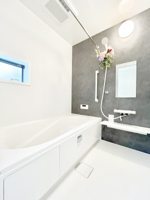@Q`Bath Room`  LXƂ͋C̗ǂoX[B  qlƈꏏɂCɓy݁Avöy[W܂؂ȏuԁB  X̔tbVłłB