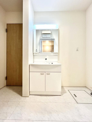 ʑEʏ@R`Dressing Room`@邭pE_[[Bgꏊ炱AKȋԂƂȂĂ܂BVv[hbT[̗pĂ܂̂ŁAVyɏo܂B