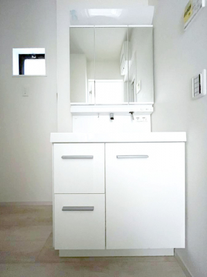ʑEʏ@`Dressing Room`@\ȑ傫̐ʑ͎[鎖ȂAgȂ݃`FbN⎕ȂǁA̍QԂłzeCNȃXy[Xŗ]TƂƂĒ܂B
