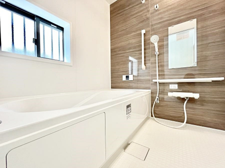 @R`Bath Room`  LXƂ͋C̗ǂoX[B  qlƈꏏɂCɓy݁Avöy[W܂؂ȏuԁB  X̔tbVłłB