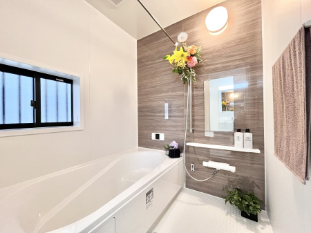 @P`Bath Room`@L΂ē邱Ƃ\I̔MdȃoX^CłBqlƂꏏł\ȍLȂ̂ŁArOƂ͈ƑcR̂ЂƎy݂܂B