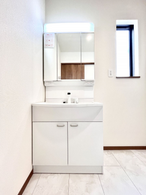 ʑEʏ@Q`Dressing Room`  FœꂳĂƁAXbLƐۂ܂B̗ɂ͂ՂƎ[Xy[XWÍAVv@\dāB