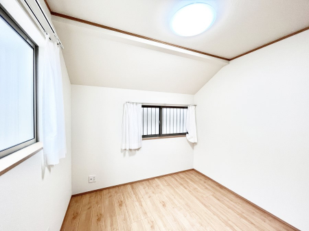 q@`Bed Room`@q͂qlɂƂđϏdȖ܂Bqlŉ߂Ԃ^邱ƂŁAh׋ԂRƑ܂畔̕Еt|ȂǂƂɌq܂B