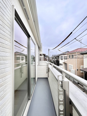 oRj[@`Balcony`@傫ȋɈ͂܂ꂽĈƁBoRj[`ň|IȊJɕ܂܂BoRj[͗z݂zc󕨂C悭Ƃł܂B