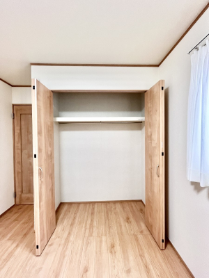 [@`Closet`@ǖʃN[[bg΃^XuKvȂAôȂXbLԂێł܂BꂽXy[XLɊpłBG߂̈ߗނ̕iȂǂՂ[o܂ˁ