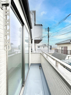 oRj[@`Balcony`@傫ȋɈ͂܂ꂽĈƁBoRj[`ň|IȊJɕ܂܂BoRj[͗z݂zc󕨂C悭Ƃł܂B