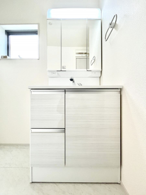 ʑEʏ@`Dressing Room`@\ȑ傫̐ʑ͎[鎖ȂAgȂ݃`FbN⎕ȂǁA̍QԂłzeCNȃXy[Xŗ]TƂƂĒ܂B