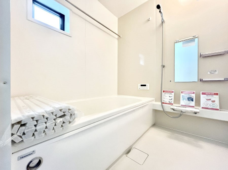 @R`Bath Room`@L΂ē邱Ƃ\I̔MdȃoX^CłBqlƂꏏł\ȍLȂ̂ŁArOƂ͈ƑcR̂ЂƎy݂܂B
