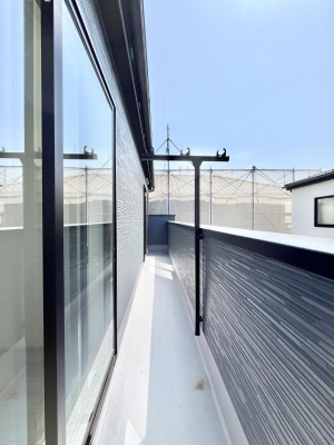oRj[@P`Balcony`@̃oRj[̑Oɂ͉_ȊOɑzՂ̂܂B󕨂₷A薾邭ĈĂ܂Bg₷JIȃoRj[ł