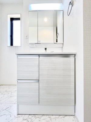 ʑEʏ@P`Dressing Room`@\ȑ傫̐ʑ͎[鎖ȂAgȂ݃`FbN⎕ȂǁA̍QԂłzeCNȃXy[Xŗ]TƂƂĒ܂B