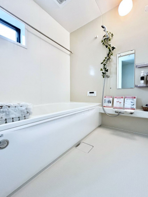@`Bath Room`@ƑL΂ē邱Ƃ\I̔MdȃoX^CłBqlƂꏏł\ȍLȂ̂ŁArOƂ͈ƑcR̂ЂƎy݂܂B