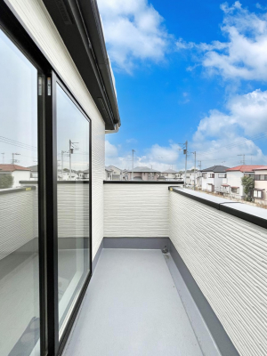 oRj[@`Balcony`  傫ȋɈ͂܂ꂽĈƁB  oRj[`ň|IȊJɕ܂܂B  oRj[͗z݂zc󕨂C悭Ƃł܂B
