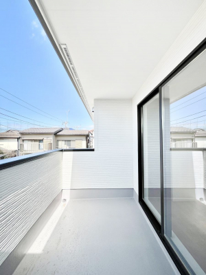 oRj[@`Balcony`@傫ȋɈ͂܂ꂽĈƁBoRj[`ň|IȊJɕ܂܂BoRj[͗z݂zc󕨂C悭Ƃł܂B