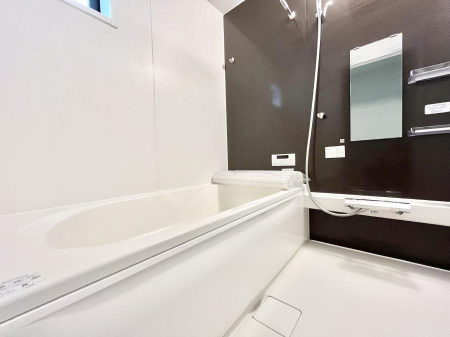 @4`Bath Room`  LXƂ͋C̗ǂoX[B  qlƈꏏɂCɓy݁Avöy[W܂؂ȏuԁB  X̔tbVłłB
