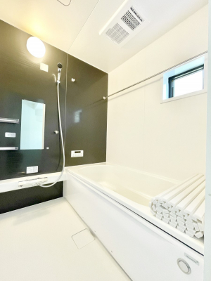 @Q`Bath Room`  LXƂ͋C̗ǂoX[B  qlƈꏏɂCɓy݁Avöy[W܂؂ȏuԁB  X̔tbVłłB