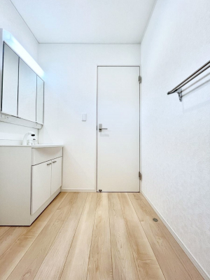 ʑEʏ@P`Dressing Room`@\ȑ傫̐ʑ͎[鎖ȂAgȂ݃`FbN⎕ȂǁA̍QԂłzeCNȃXy[Xŗ]TƂƂĒ܂B