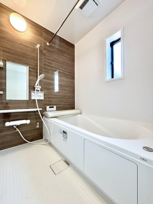 @Q`Bath Room`  LXƂ͋C̗ǂoX[B  qlƈꏏɂCɓy݁Avöy[W܂؂ȏuԁB  X̔tbVłłB