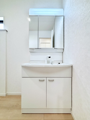 ʑEʏ@Q`Dressing Room`@\ȑ傫̐ʑ͎[鎖ȂAgȂ݃`FbN⎕ȂǁA̍QԂłzeCNȃXy[Xŗ]TƂƂĒ܂B