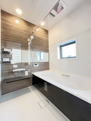 @S`Bath Room`@L΂ē邱Ƃ\I̔MdȃoX^CłBqlƂꏏł\ȍLȂ̂ŁArOƂ͈ƑcR̂ЂƎy݂܂B