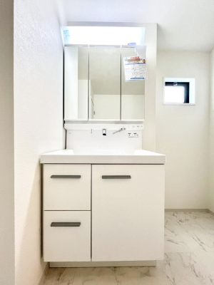 ʑEʏ@P`Dressing Room`@\ȑ傫̐ʑ͎[鎖ȂAgȂ݃`FbN⎕ȂǁA̍QԂłzeCNȃXy[Xŗ]TƂƂĒ܂B