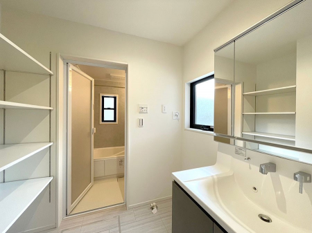 ̑@R`Dressing Room`@邭pE_[[Bgꏊ炱AKȋԂƂȂĂ܂BVv[hbT[̗pĂ܂̂ŁAVyɏo܂B