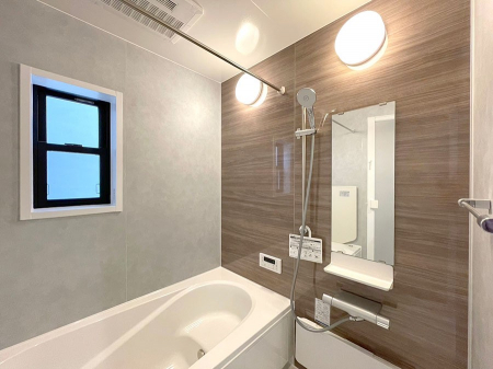 @R`Bath Room`@L΂ē邱Ƃ\I̔MdȃoX^CłBqlƂꏏł\ȍLȂ̂ŁArOƂ͈ƑcR̂ЂƎy݂܂B