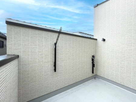 oRj[@R`Balcony`@傫ȋɈ͂܂ꂽĈƁBoRj[`ň|IȊJɕ܂܂BoRj[͗z݂zc󕨂C悭Ƃł܂B