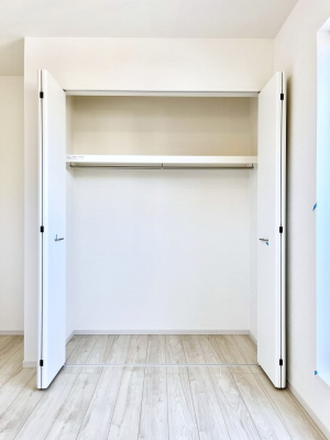 [@`Closet`@ǖʃN[[bg΃^XuKvȂAôȂXbLԂێł܂BꂽXy[XLɊpłBG߂̈ߗނ̕iȂǂՂ[o܂ˁ
