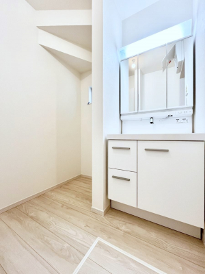 ʑEʏ@`Dressing Room`@\ȑ傫̐ʑ͎[鎖ȂAgȂ݃`FbN⎕ȂǁA̍QԂłzeCNȃXy[Xŗ]TƂƂĒ܂B