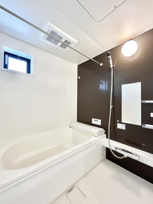 @`Bath Room`@L΂ē邱Ƃ\I̔MdȃoX^CłBqlƂꏏł\ȍLȂ̂ŁArOƂ͈ƑcR̂ЂƎy݂܂B
